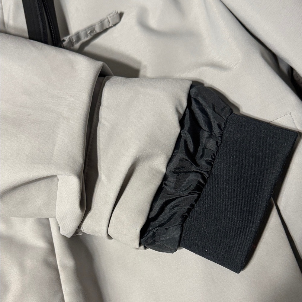 Hollister Men's Off-White Hooded Performance Jacket - Picture 4 of 6